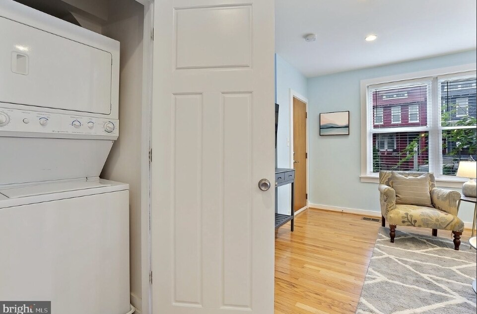 Building Photo - 302 Todd Pl NE