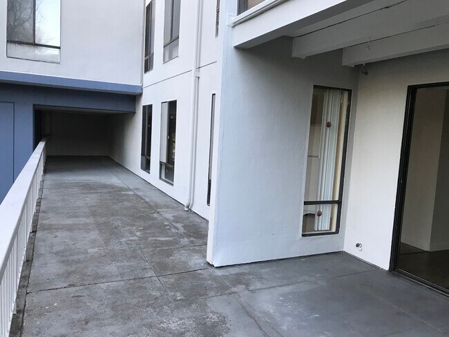 Building Photo - 3 Commodore Dr