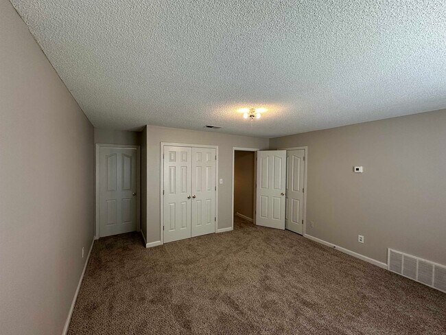 Building Photo - 5281 Jon Oak Dr