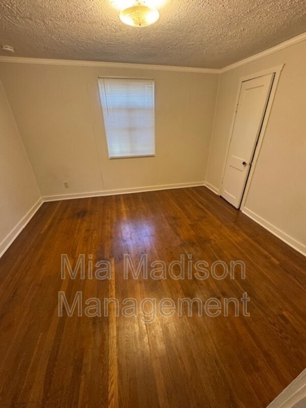 Building Photo - 1026 W 41st St