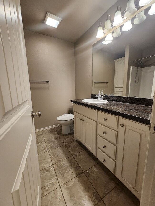 Building Photo - Beautiful 4 bedroom