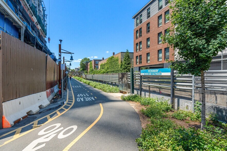 Building Photo - 16 Miner St