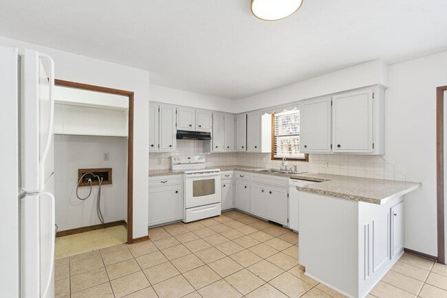 Building Photo - 3 Bedroom | 2 Bathroom | 2 Car Garage | Springfield MO | Fenced Back Yard!