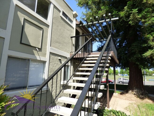 Building Photo - Condo in South Natomas, 2 Bed 2 Bath 840 sqft