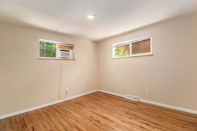 Building Photo - 2Bed/1Bath Duplex in Whittier
