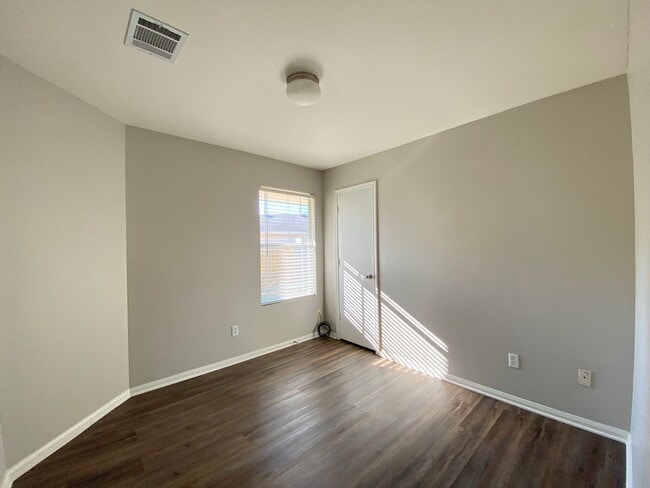 Building Photo - Echo Village Beauty!