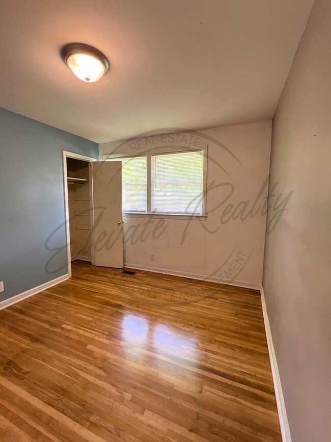 Building Photo - All Brick, 3 Bedroom Ranch in Hendersonvil...
