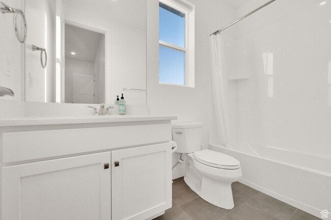 Building Photo - 1722 Oakridge Cir