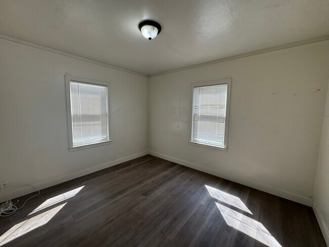 Building Photo - 1361 N Safford Ave