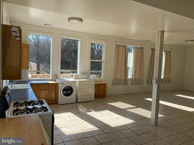 Building Photo - 856 Spriggs Rd