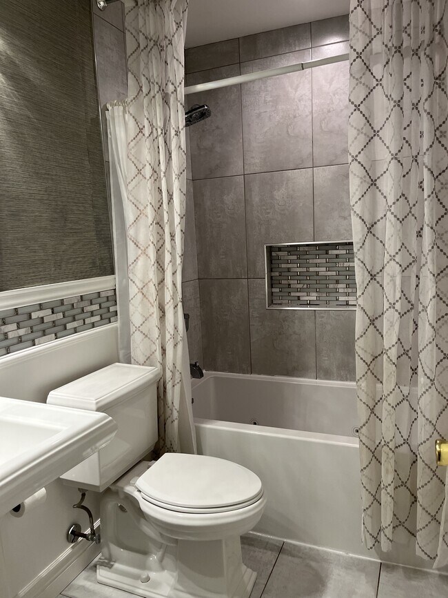 Building Photo - 302 Red Oak Ln