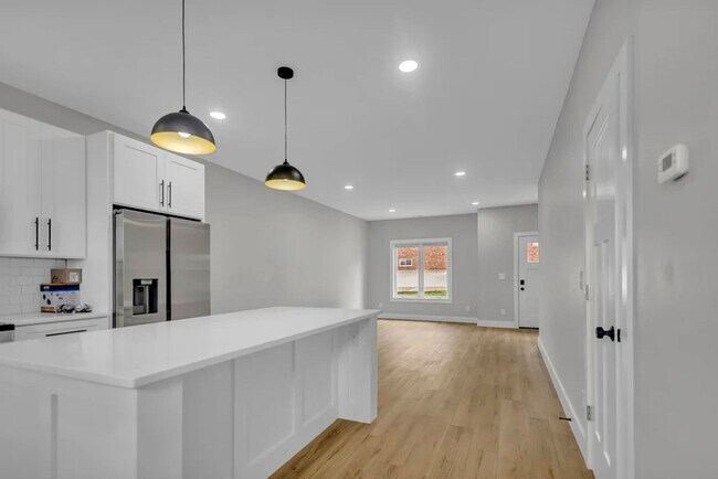 Building Photo - 307 W Kenwood Dr