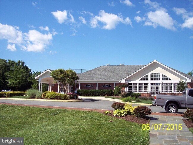 Building Photo - 731 Chevington Ct