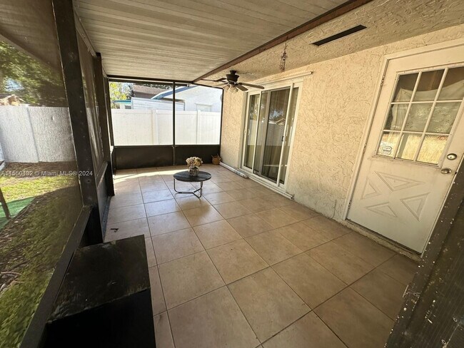 Building Photo - 4920 SW 27th Ave