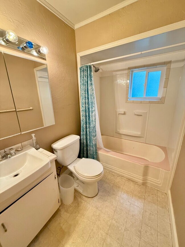 Building Photo - 3bd & 1 1/2ba with 2 Car Garage