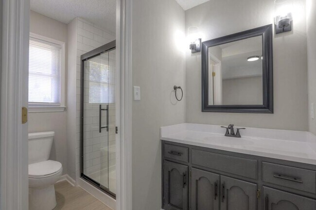 Building Photo - 1008 NW Roanoke Dr