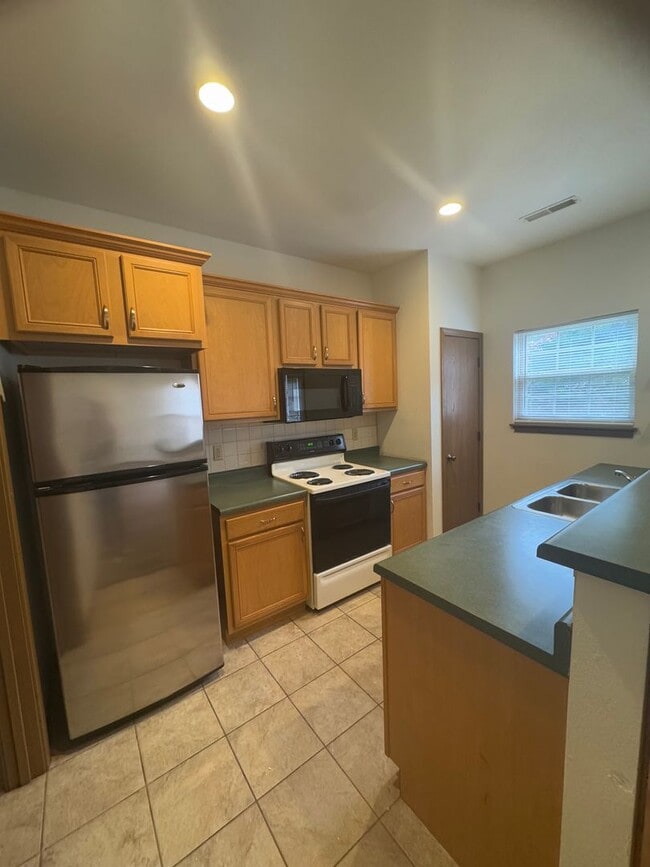 Building Photo - Four Bedroom 2.5 Bath Condo