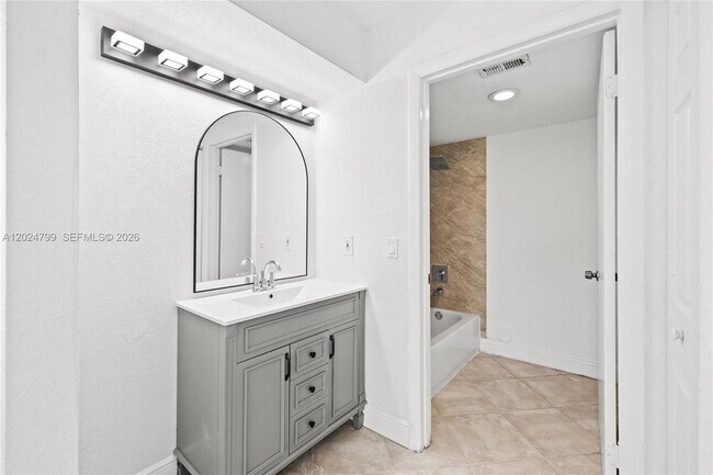 Building Photo - 1025 Coral Club Dr