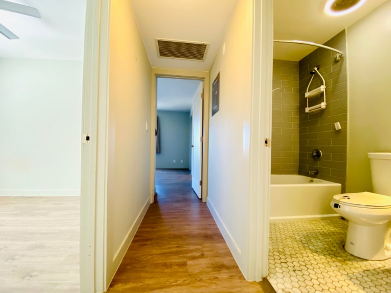 Building Photo - 1535 N Kenmore Ave