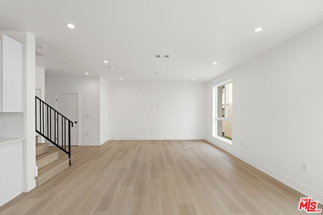 Building Photo - 10742 Hortense St