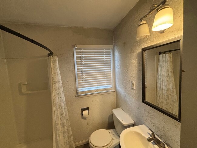 Building Photo - 725 W 22nd Ave