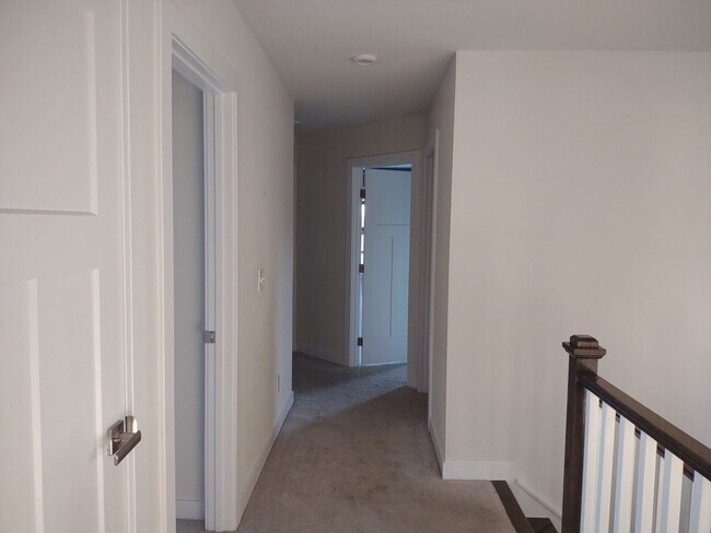 Building Photo - Superlative 6 Bedroom, 5 Bathroom Home in an Upscale Community!