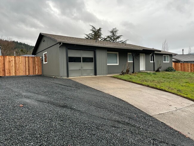 Primary Photo - Myrtle Creek 3 bedroom home with 1 car garage