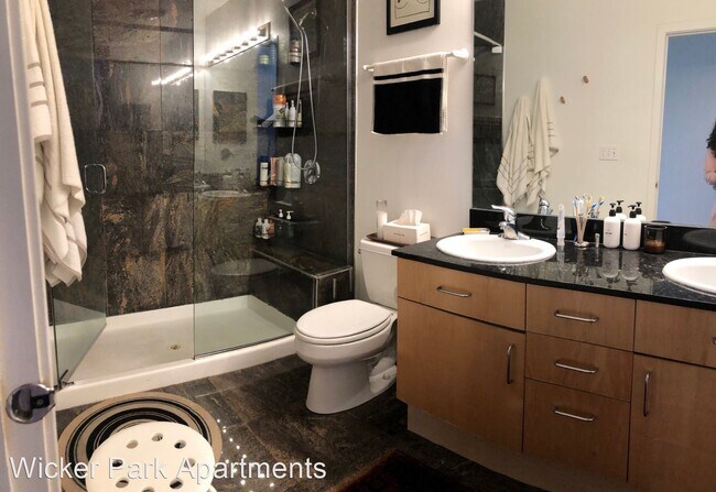 Building Photo - 1250 N Damen Ave