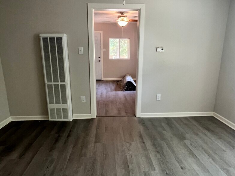 Building Photo - 819 S Elm Ave