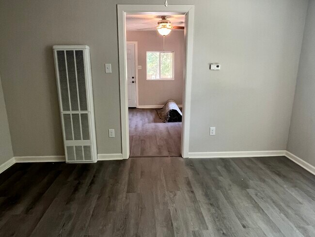 Building Photo - 819 S Elm Ave