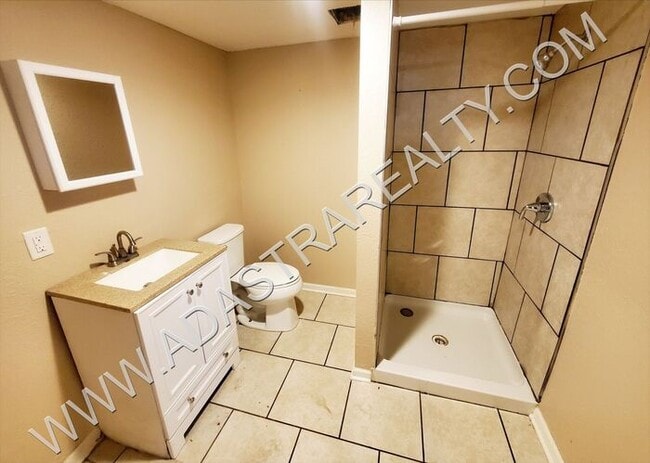 Building Photo - Nicely updated duplex near Kansas City sch...