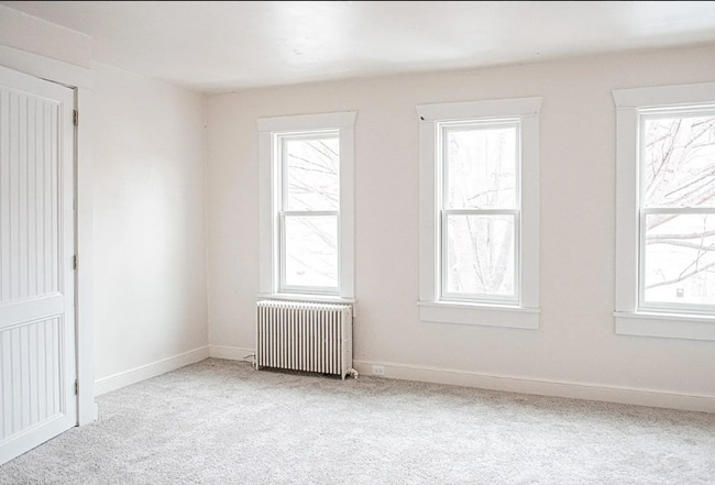 Building Photo - 4 Bedroom 1 Bathroom Rowhome in Lancaster!