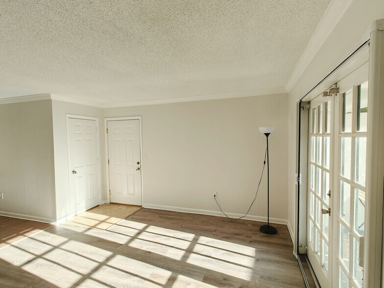 Living room - 1150 Collier Rd NW