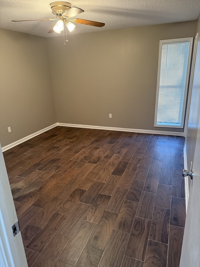 Building Photo - 855 Charter Oak Dr