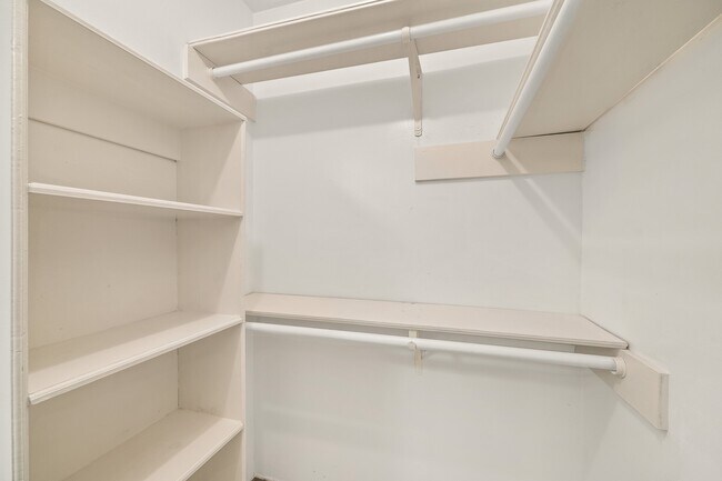 Building Photo - 18107 Shadow Valley Dr