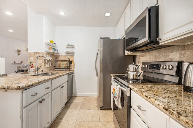 Building Photo - 800 Country Pl Dr