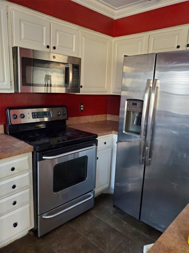 Building Photo - 9339 Westwood Village Dr