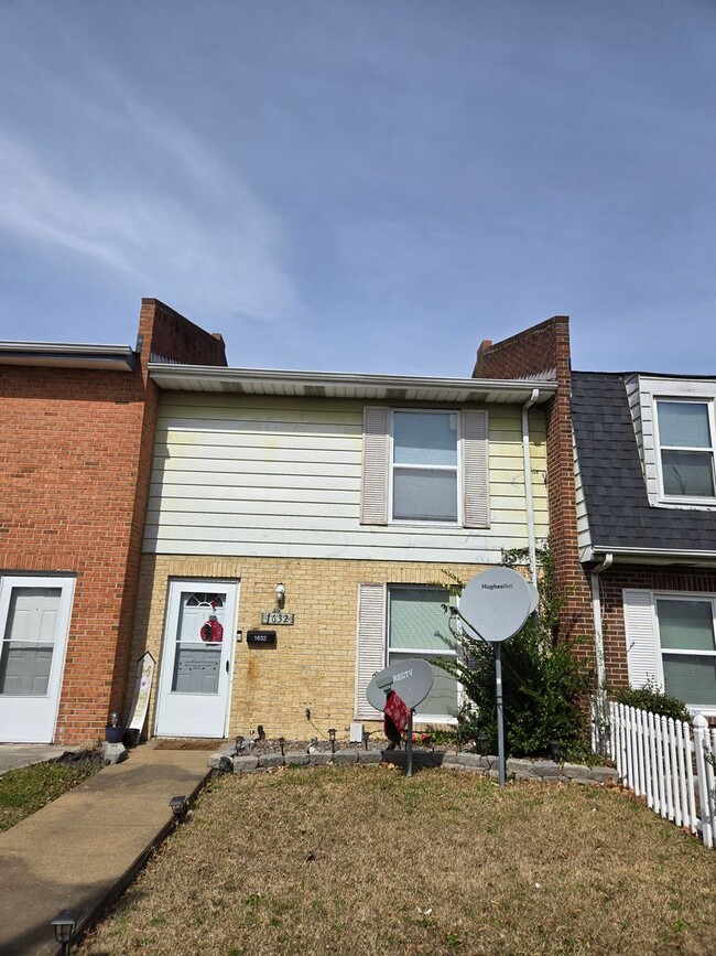 Primary Photo - Centrally Located 2BR Townhome – Close to ...