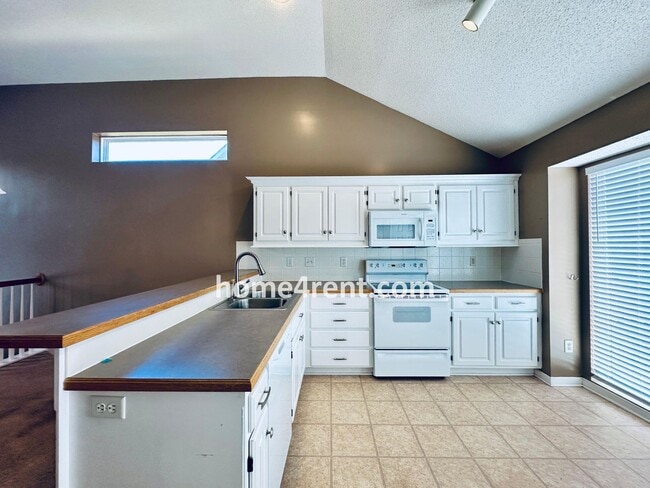 Building Photo - Four Bedroom Olathe Home in a Quiet Neighb...