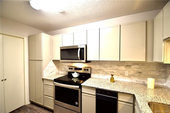 Building Photo - 41 Meadow Creek Dr