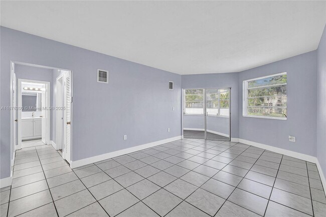 Building Photo - 1659 NE Miami Gardens Dr