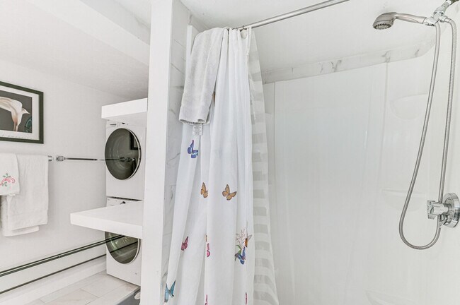 Building Photo - 815 Donata Rd