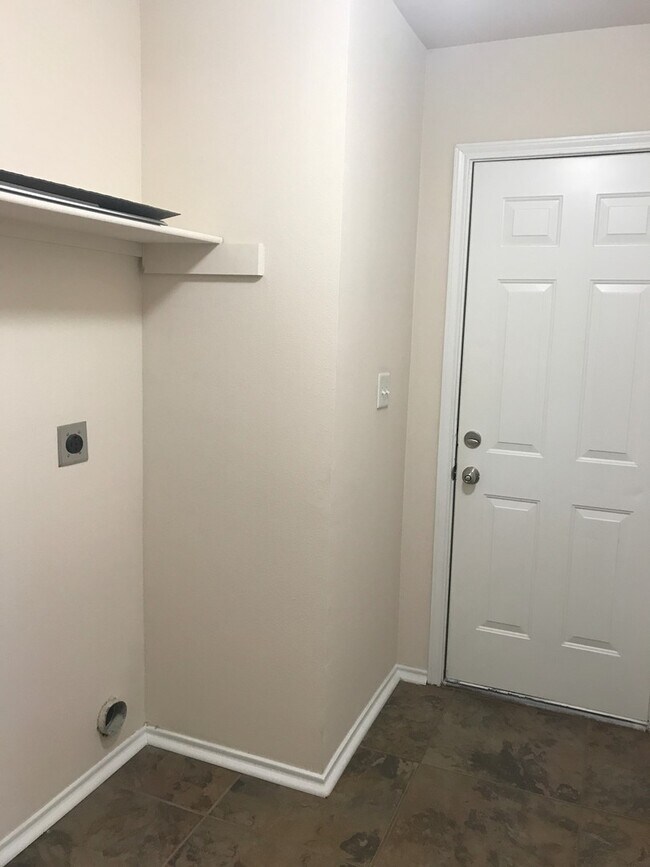 Building Photo - 4/2/2 Fenced yard NORTH LONGVIEW