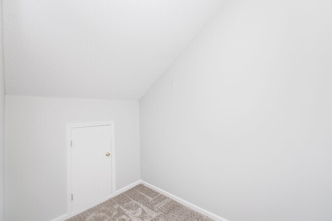 Building Photo - 2 Bedroom 2.5 Bathrooms in South Chesapeake