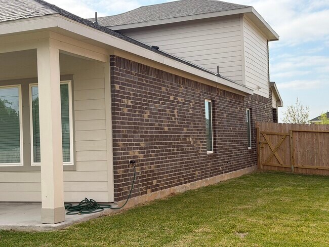 Building Photo - 407 Robin Ct