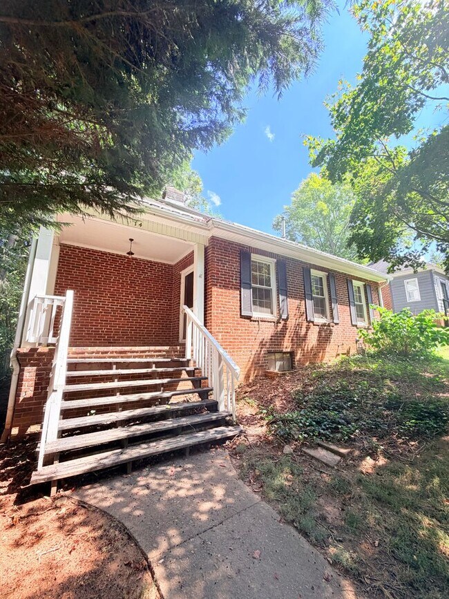 Building Photo - 14 Enka Pine St