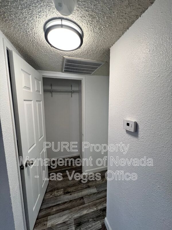 Building Photo - 1405 E Vegas Valley Dr