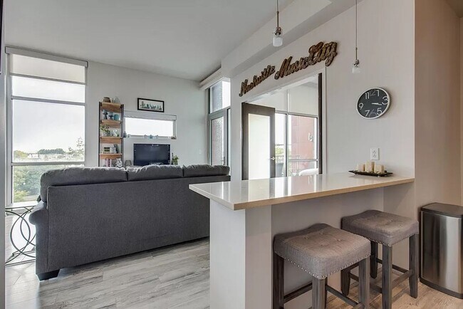 Building Photo - 1 Bed/1 Bath Condo at 5th and Main, Assigned Parking, Washer/Dryer/Covered Balcony