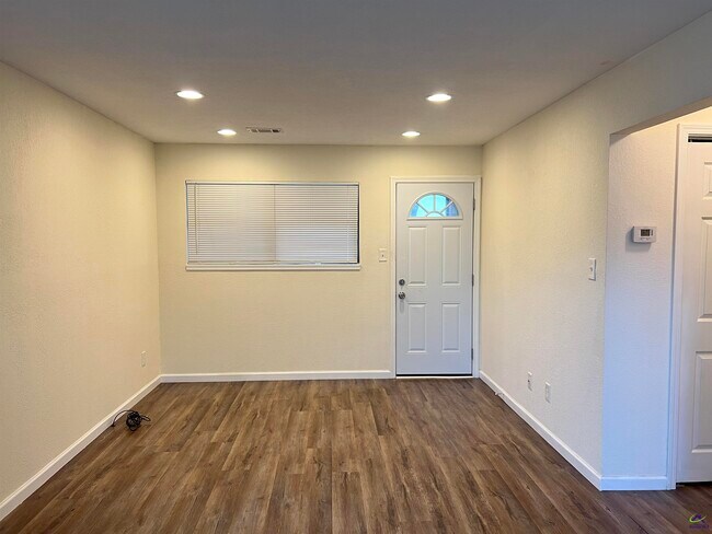 Building Photo - 405 Westcliff Cir