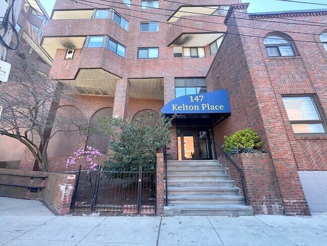 Building Photo - 147 Kelton St
